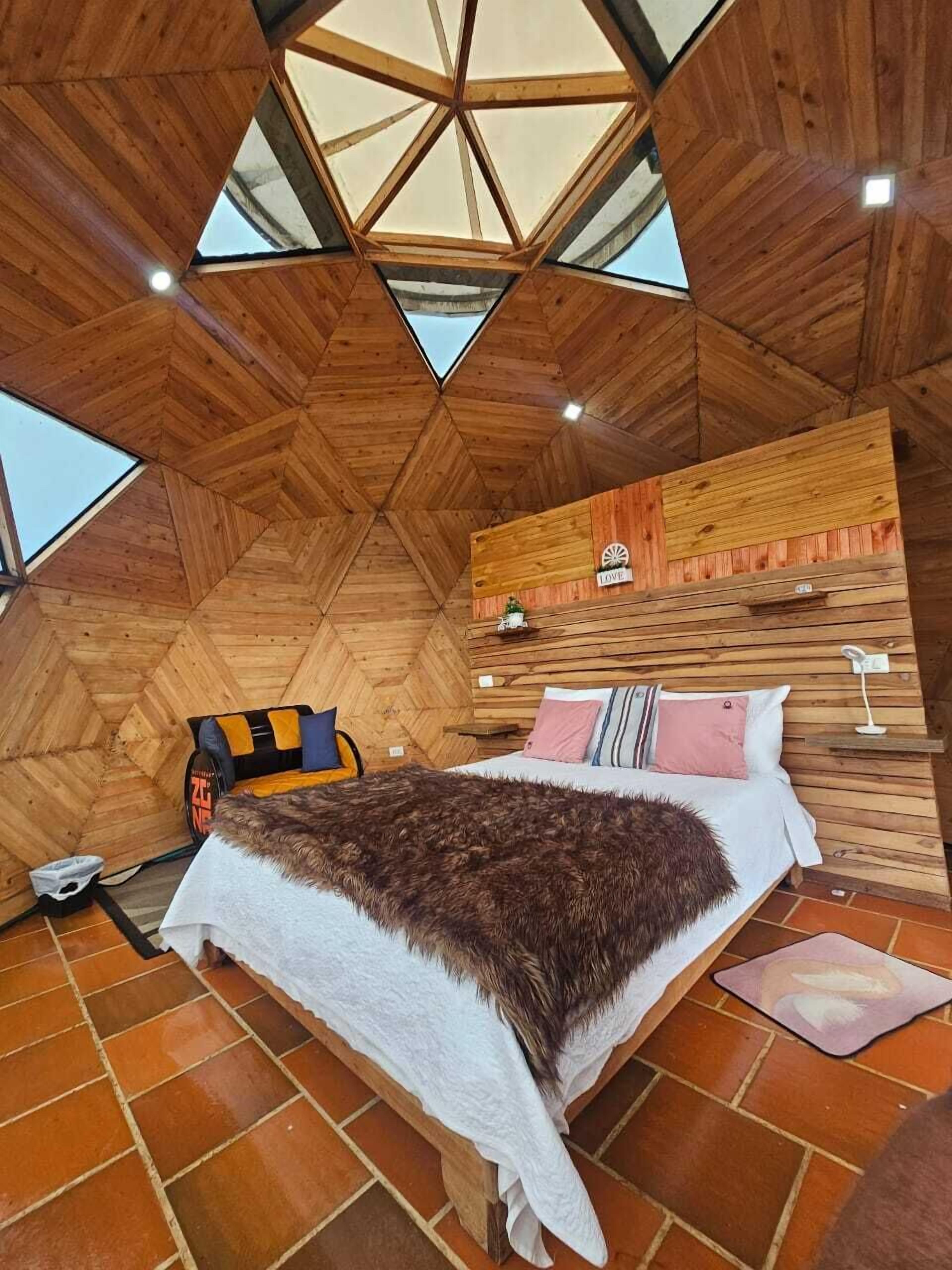 Premium-telttamajoitus | 2 makuuhuonetta, yksilöllisesti kalustettu