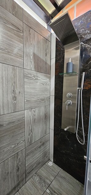 Cabin dành cho gia đình, quang cảnh núi | Phòng tắm | Buồng tắm vòi sen, vòi sen thủy lực, máy sấy tóc, khăn tắm 
