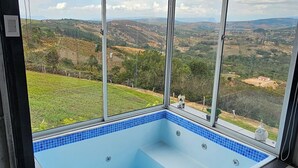Piscina interior moderna con vistas despejadas del paisaje circundante.