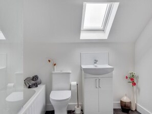Bathroom - Sea Breeze Apartment in Skinningrove (Saltburn-by-the-Sea)