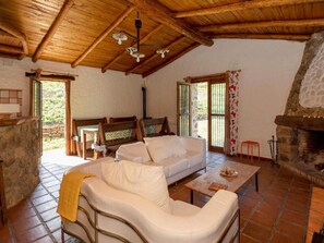 4 bedrooms, individually furnished, bed sheets - Casa El Garciago Designed for Nature Lovers (Ubrique)