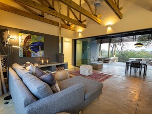 Living area - Villa in Hoedspruit With Hot Tub (Hoedspruit)