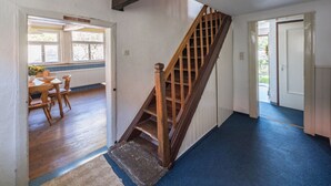 Eine Treppe mit Holzwangen, die zu einer zweiten Etage führt.