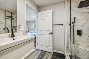 Shower, hair dryer, towels, soap - Luxury Modern spacious 5Bedroom/3Bathroom, Theater room a game room and pool. (Brandon)