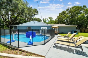 Outdoor pool - Luxury Modern spacious 5Bedroom/3Bathroom, Theater room a game room and pool. (Brandon)