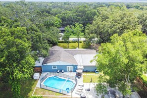 Exterior - Luxury Modern spacious 5Bedroom/3Bathroom, Theater room a game room and pool. (Brandon)