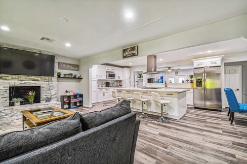 Luxury Modern spacious 5Bedroom/3Bathroom, Theater room a game room and pool.