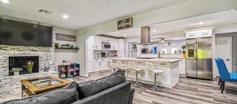 Luxury Modern spacious 5Bedroom/3Bathroom, Theater room a game room and pool.