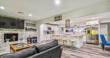 Luxury Modern spacious 5Bedroom/3Bathroom, Theater room a game room and pool.