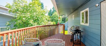 Midnight Sun Getaway, 5 min. from the Airport! SAUNA & Deck