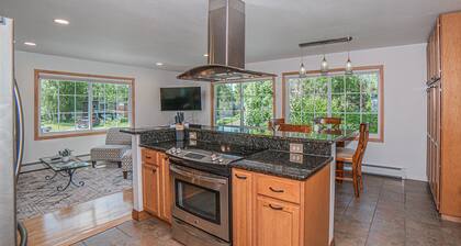 Midnight Sun Getaway, 5 min. from the Airport! SAUNA & Deck