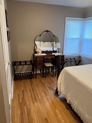 3 habitaciones, tabla de planchar con plancha y cuna de viaje 