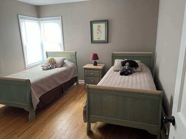 3 habitaciones, tabla de planchar con plancha y cuna de viaje 