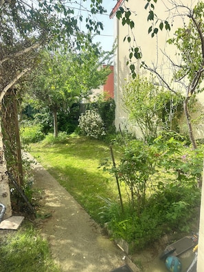 Property grounds - ✨ PRIME VILLA: 5 Double Beds + Garden – Near PARIS, BOURGET & STADE DE FRANCE ✨ (Colombes)