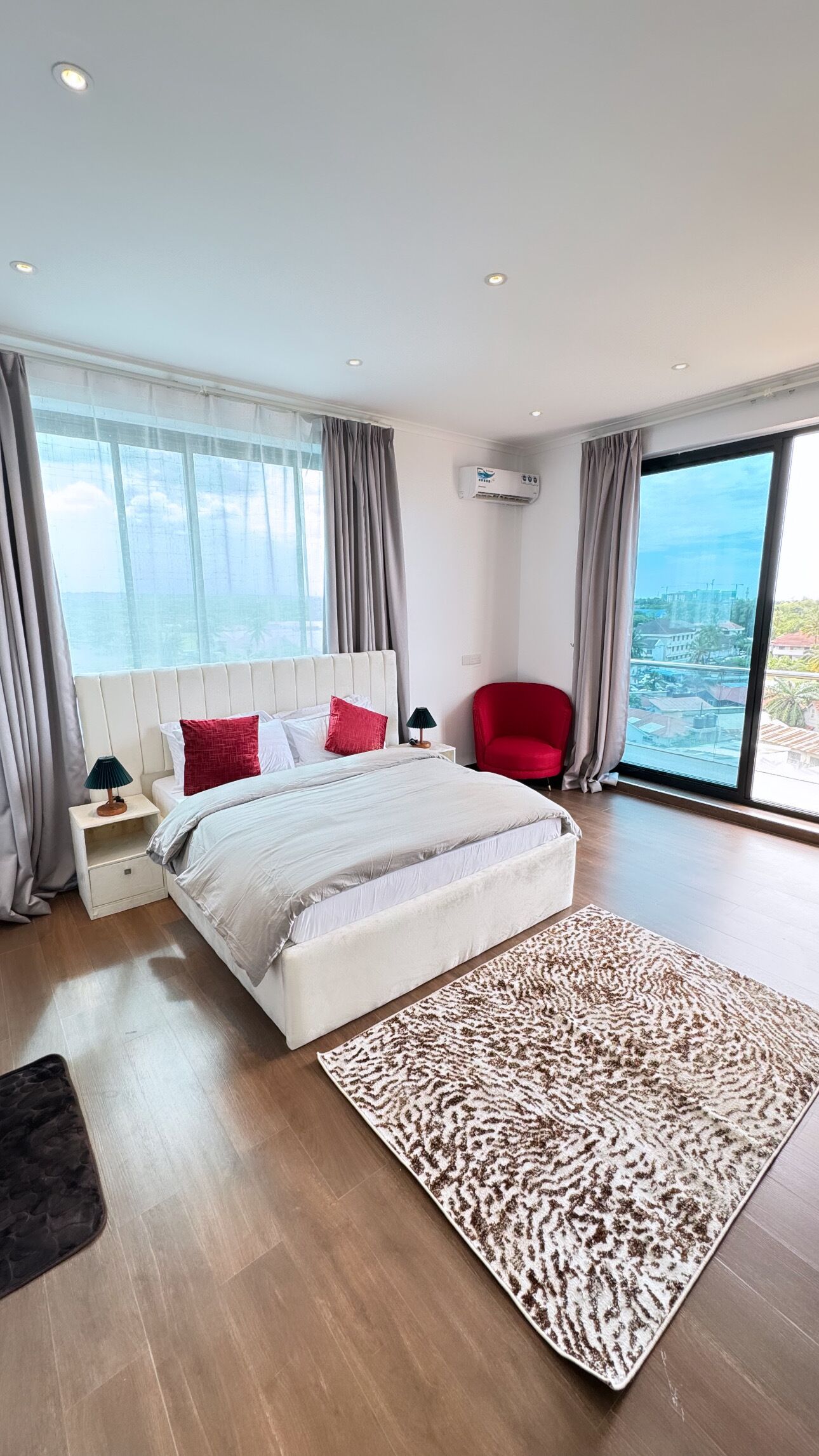 2 bedrooms, desk, iron/ironing board, WiFi