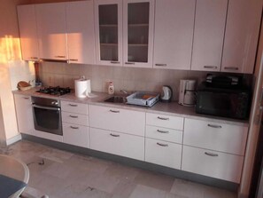 Appartement | Cuisine privée | Réfrigérateur, micro-ondes, four, plaque de cuisson