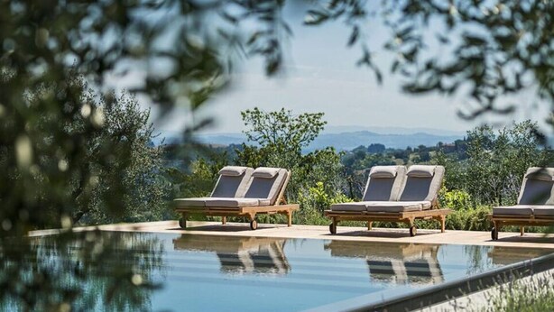A poolside area with lounge chairs and a view of the landscape. - Villa Miniato Comfortable Holiday Residence (San Miniato)