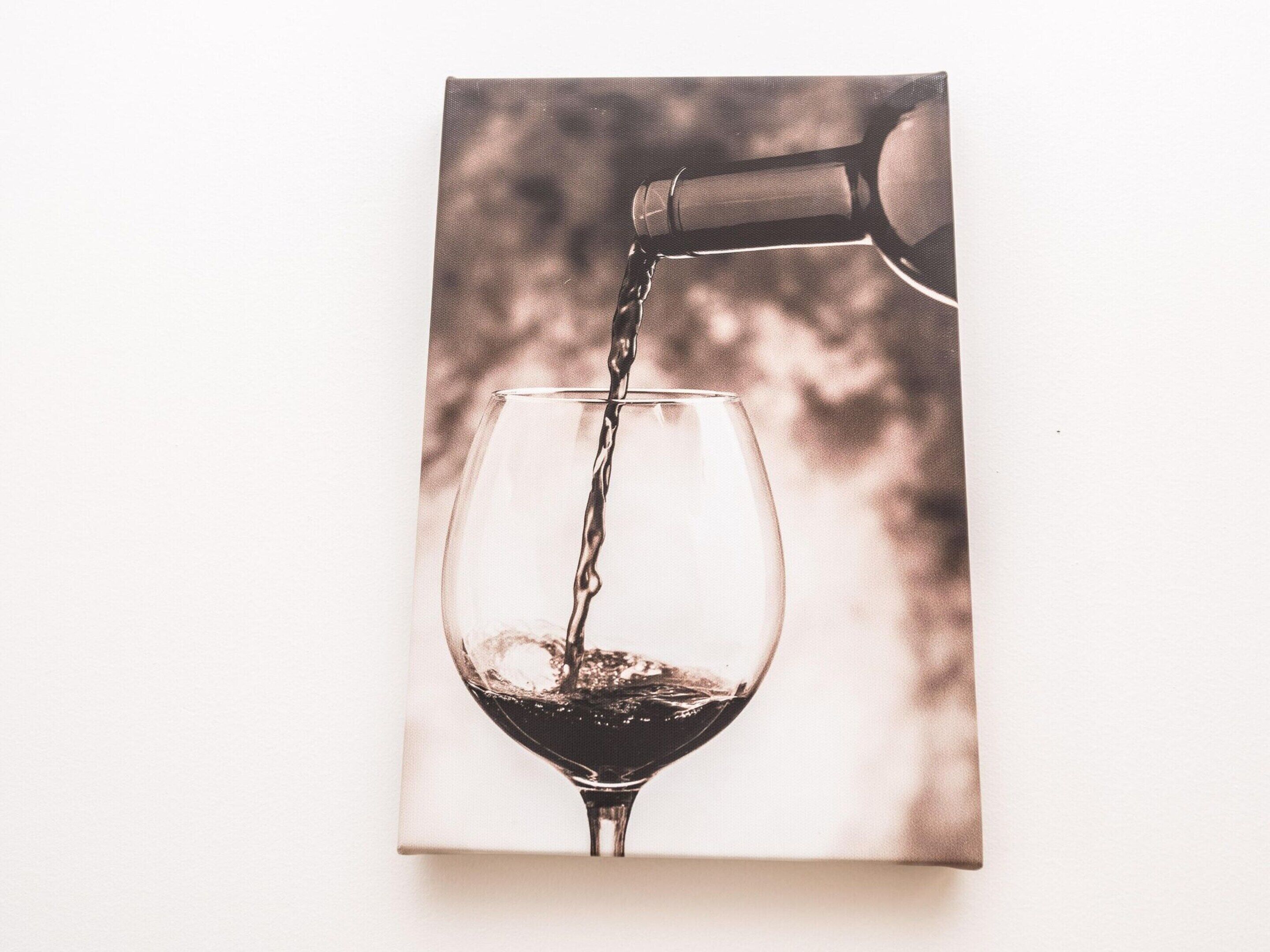 Une photographie montrant du vin versé dans un verre.