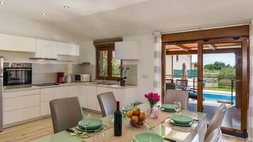 Villa | Cuisine privée | Four, bouilloire électrique, grille-pain