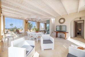 House | Outdoor dining