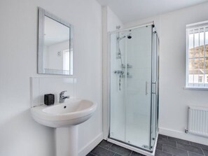 Apartment | Bathroom - Seasalt Twobedroom Apt in Skinningrove (Saltburn-by-the-Sea)