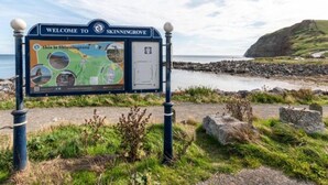 A welcome sign for Skinningrove with a coastal backdrop. - Seasalt Twobedroom Apt in Skinningrove (Saltburn-by-the-Sea)