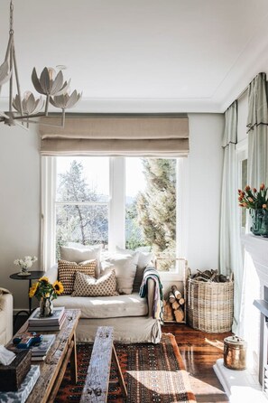 Fernseher, Kamin, Stereoanlage