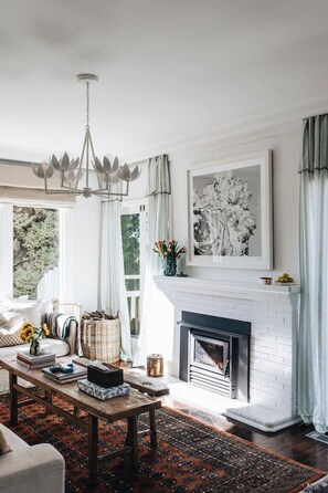 Fernseher, Kamin, Stereoanlage