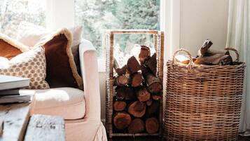 TV, fireplace, books, stereo