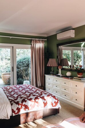 4 soverom, skrivebord, strykejern/-brett og reiseseng for barn