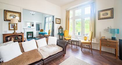 Spring View Apartment - unique views over Buxton Crescent spas, gardens and town