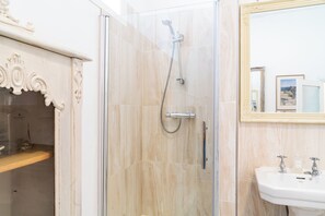 Een haardroger, handdoeken, zeep, toiletpapier