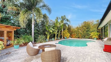 Una piscina al aire libre, una piscina climatizada