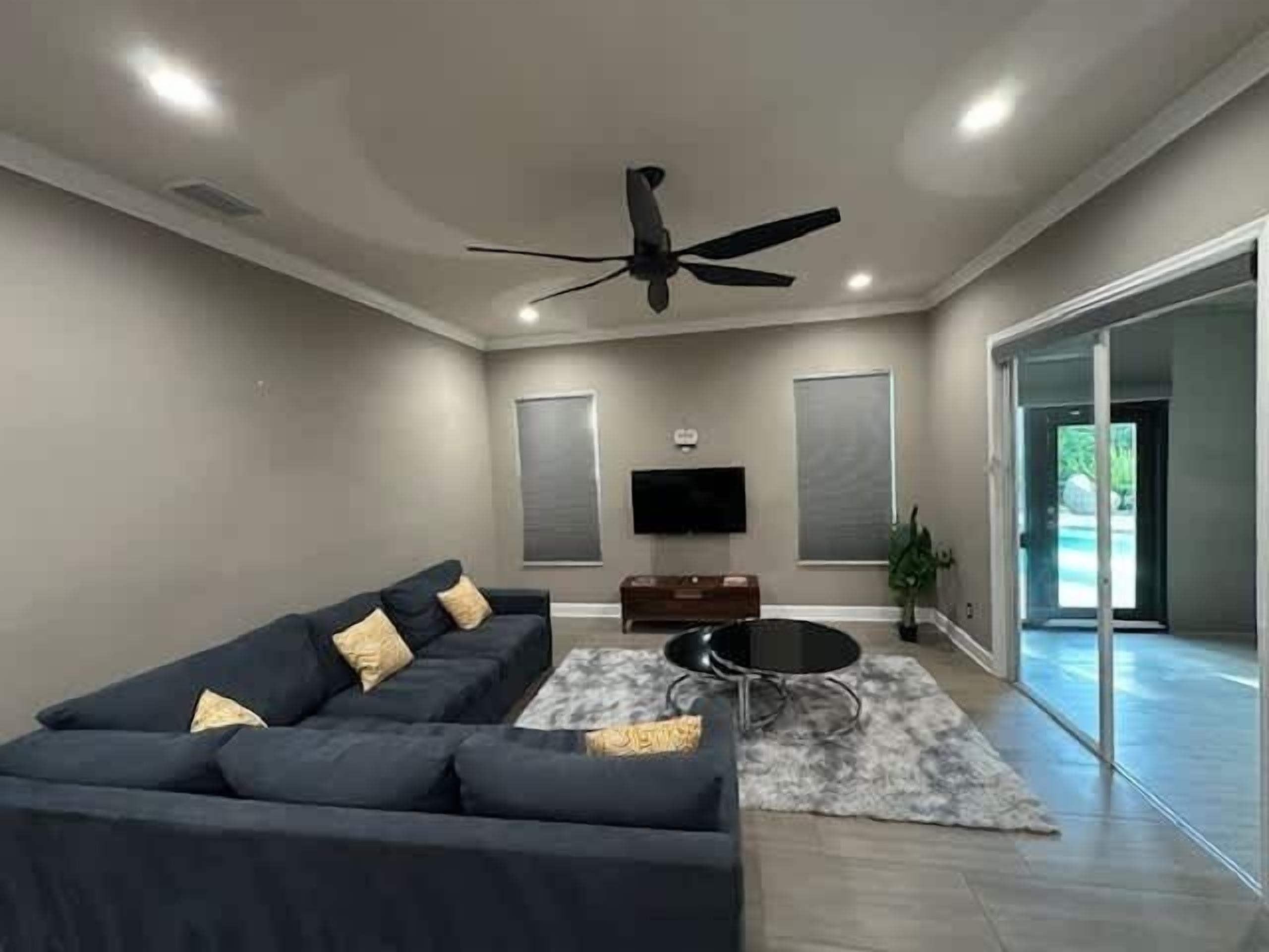 Televisión, chimenea, libros y oficina 