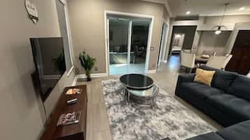 Een smart-tv, een open haard en boeken