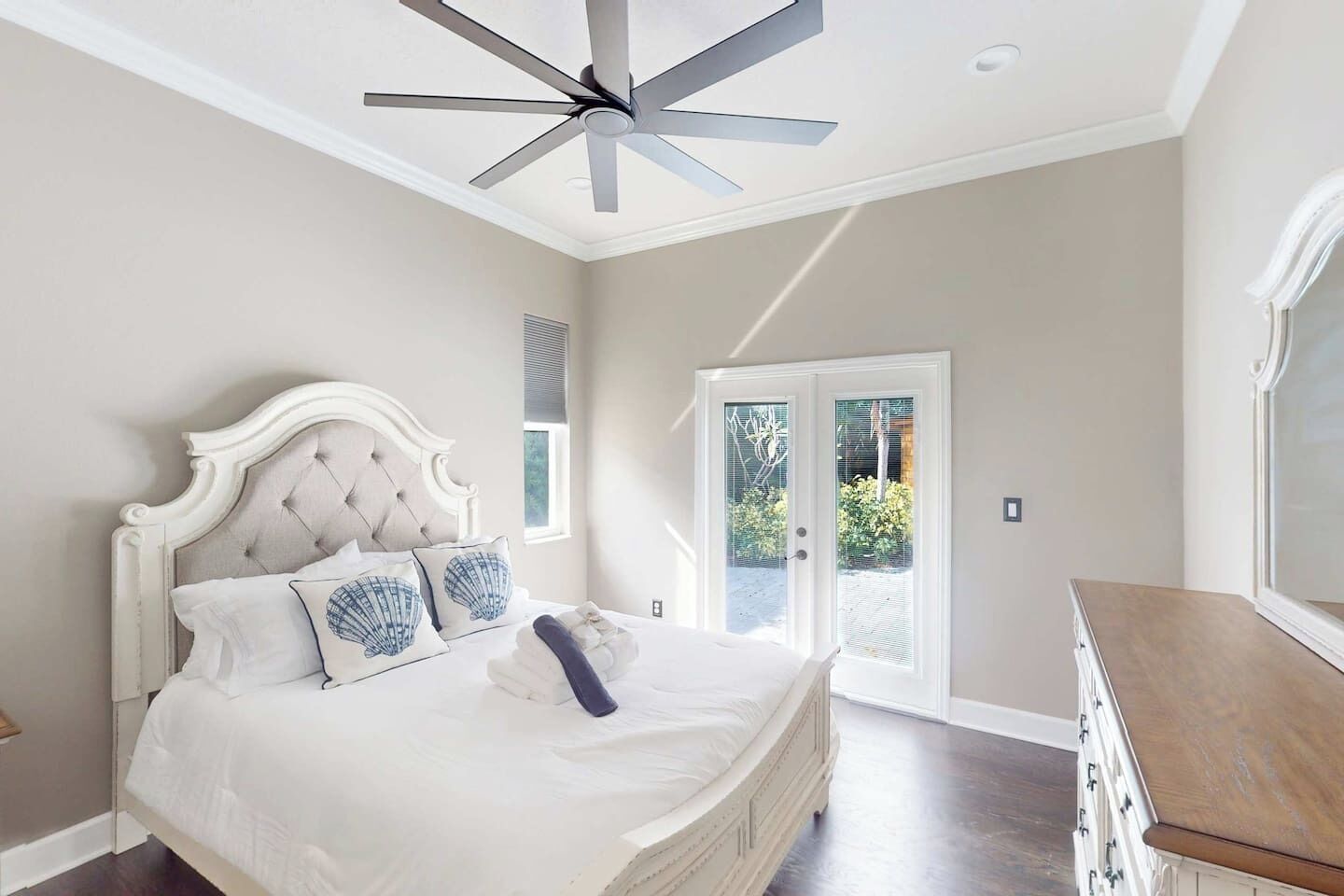 4 habitaciones, escritorio y tabla de planchar con plancha 