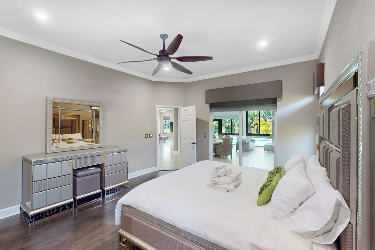 4 bedrooms, desk, iron/ironing board, travel cot