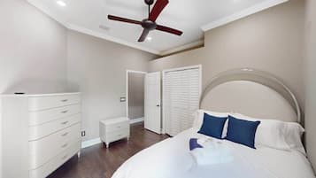 10 slaapkamers, een bureau, een strijkplank/strijkijzer, reisbedje