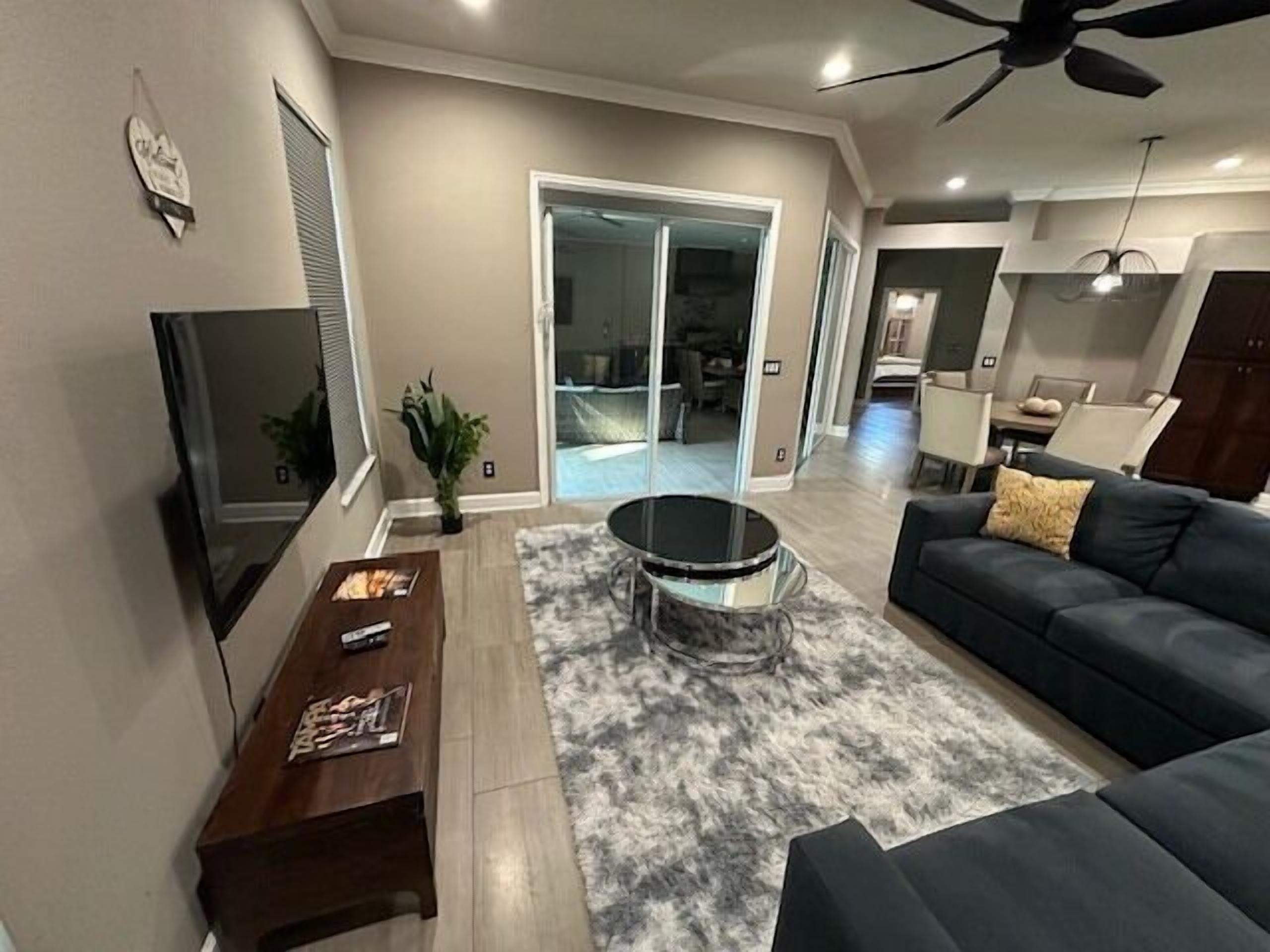 Smart TV, chimenea y libros 