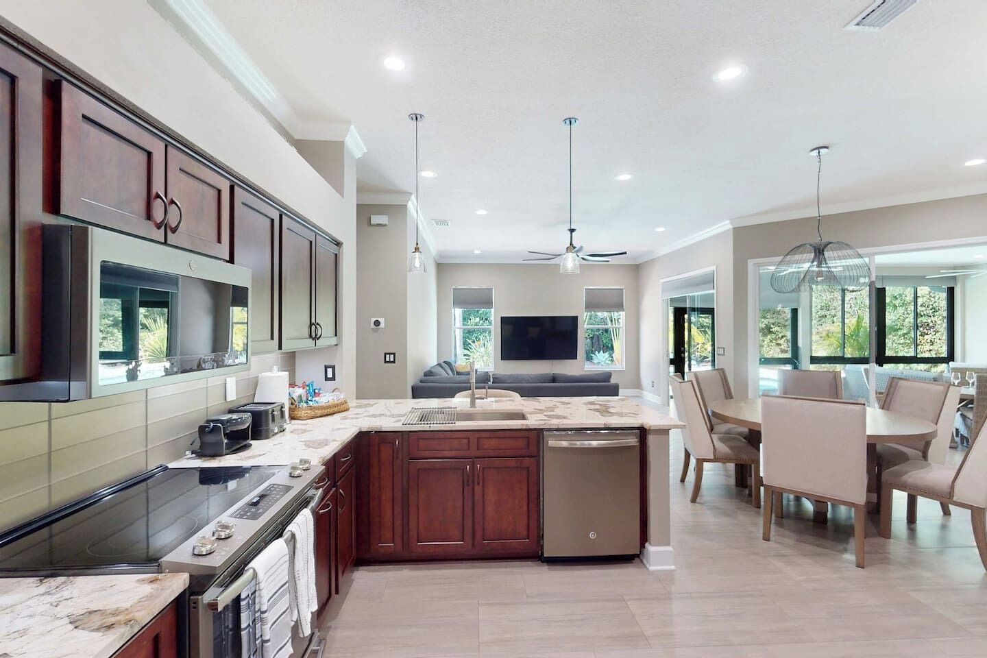 雪櫃、微波爐、焗爐、爐具