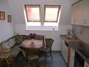 House | Private kitchen | Oven, electric kettle, toaster - Sachon Comfortable Holiday Residence (Nebelschütz)