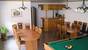 A room with a pool table, two dining tables, and chairs. - Sachon Comfortable Holiday Residence (Nebelschütz)