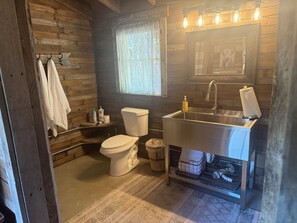 Haartrockner, Handtücher, Seife, Toilettenpapier