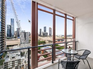 Outdoor dining - Stunning CityView 2B Apt. Location/Pool/Gym/Parking (South Brisbane)