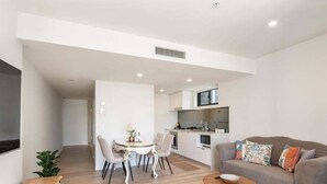 Un appartamento moderno con zona pranzo, cucina e soggiorno.