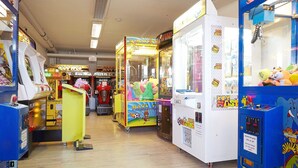 Eine Spielhalle mit verschiedenen Greifklauen- und Spielautomaten.
