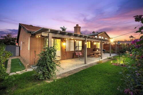 Pet Friendly 4 BR Home, Perfect for Monthly Stays. Near Wineries & Restaurants!