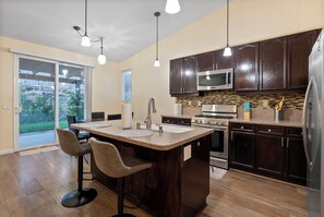 ثلاجة، ميكروويف، فرن، موقد طهي مسطح