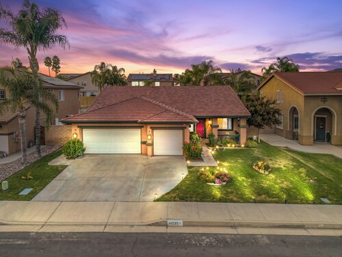 Pet Friendly 4 BR Home, Perfect for Monthly Stays. Near Wineries & Restaurants!