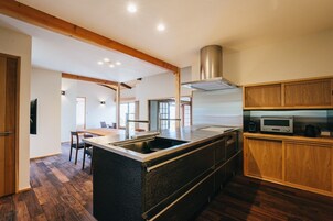 Bañera profunda, cabezal de ducha tipo lluvia, secador de pelo, toallas